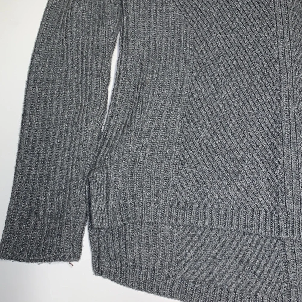 Madewell hex comb 1937 grey Sweater size Medium. Crew neck. slits on the side. - Picture 8 of 16